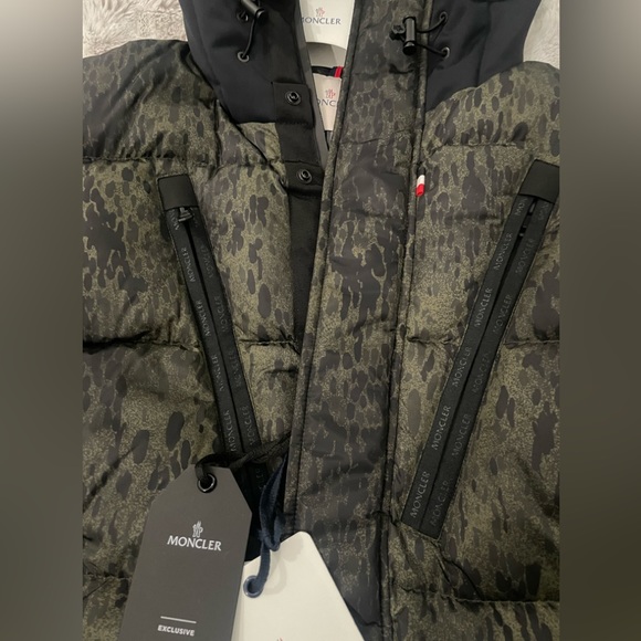 Moncler Rare Obert Giubbotto Jacket in Leopard Sz 2 - Picture 9 of 16